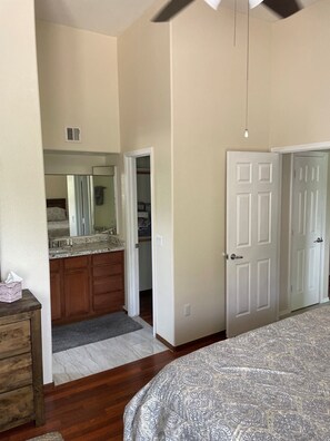 Tabla de planchar con plancha, wifi y ropa de cama