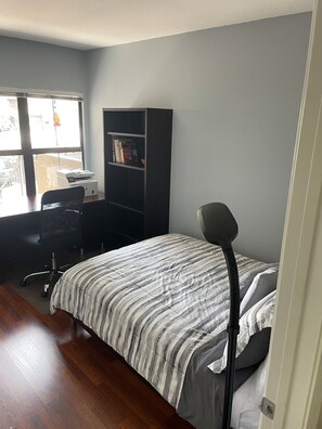 Tabla de planchar con plancha, wifi y ropa de cama 