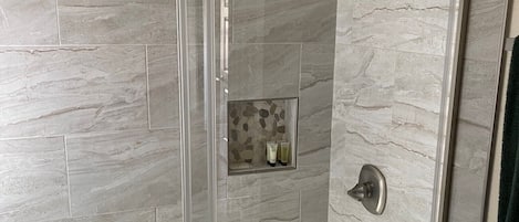 Douche, séchoir à cheveux, serviettes fournies, savon