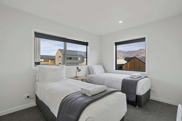 Desk, iron/ironing board, WiFi, bed sheets