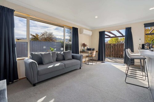 Charming Cromwell House w/ Garden & BBQ