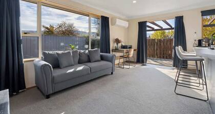 Charming Cromwell House w/ Garden & BBQ