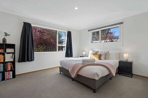 3 bedrooms, desk, iron/ironing board, WiFi