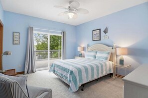 6 bedrooms, iron/ironing board, travel cot, free WiFi - Big Lakefront Lodge with Private Dock, 2 Slips, Game Room, Firepit & More at 11mm (Sunrise Beach)