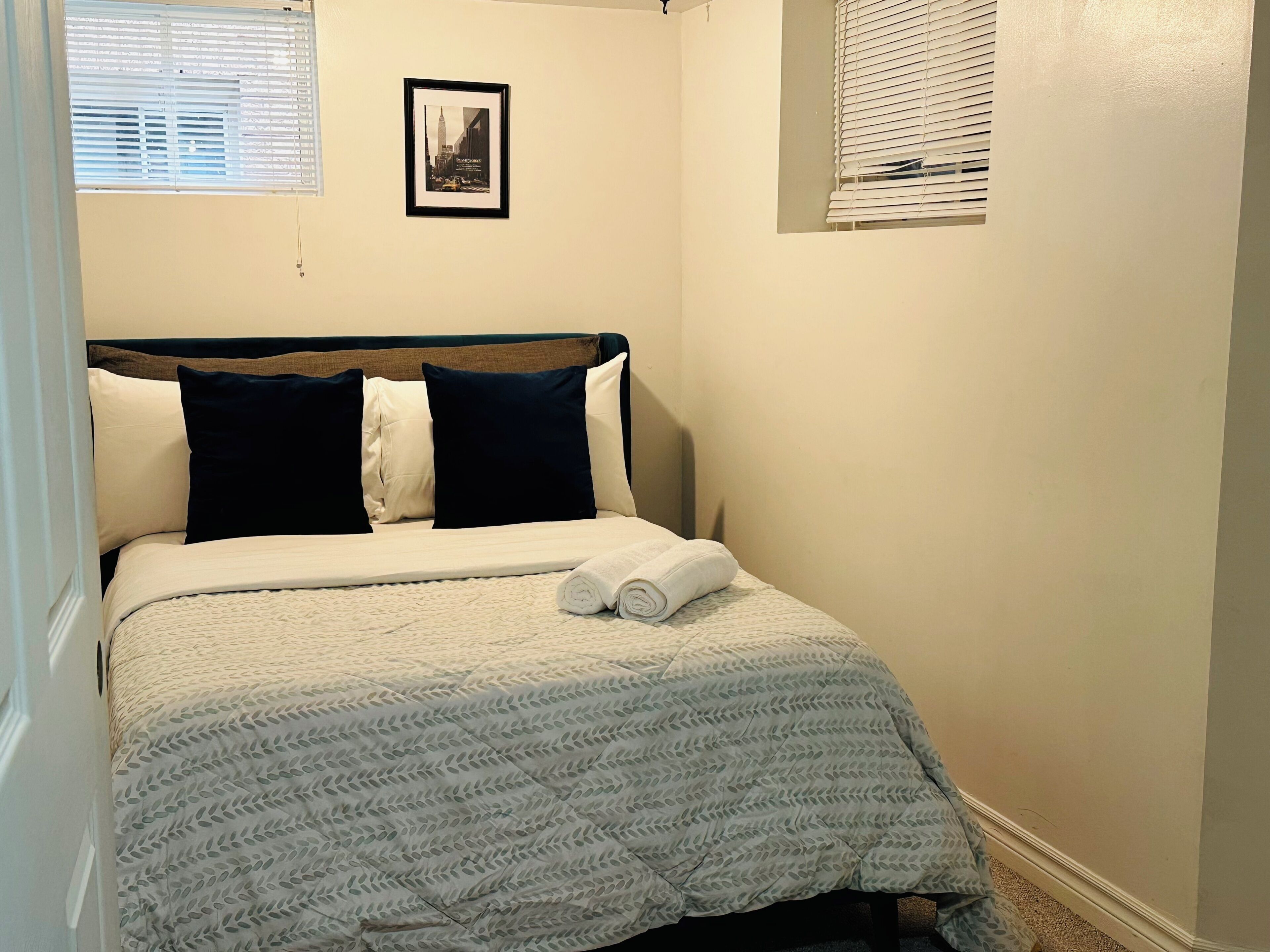 2 bedrooms, iron/ironing board, WiFi