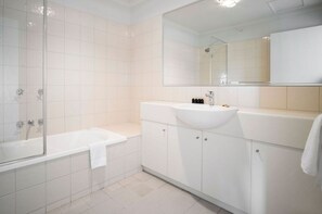 Douche, sèche-cheveux, serviettes fournies, savon
