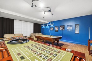 Game room - Spacious 6-bedroom house, Heated Pool, Hot Tub, Theater and Game Room! (Kissimmee)