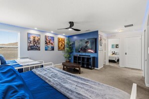 6 bedrooms, iron/ironing board, internet, bed sheets - Spacious 6-bedroom house, Heated Pool, Hot Tub, Theater and Game Room! (Kissimmee)