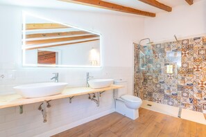 A modern bathroom with a large mirror, two sinks, a toilet, and a shower area. - BONITO MEDITERRANEO - Charming village house with private pool and free Wi-Fi (Santanyí)
