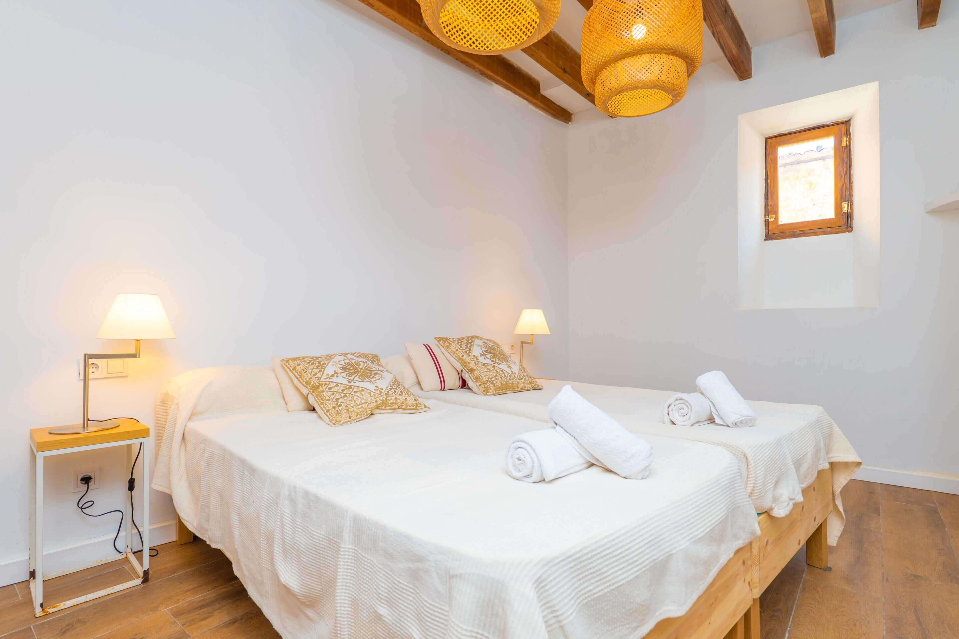 Iron/ironing board, free WiFi, bed sheets