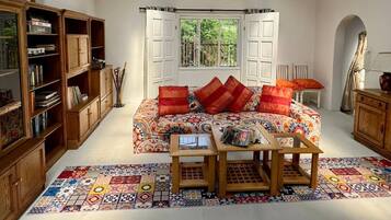 House, 2 Bedrooms, Accessible, Patio | Living room | Books
