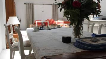 House, 2 Bedrooms, Accessible, Patio | Dining room
