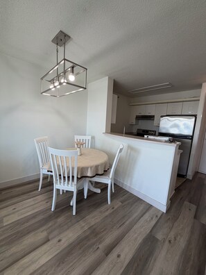 Dining -    Live in a Safe Neighborhood, Steps to SkyTrain & Major Bus Routes (Vancouver)