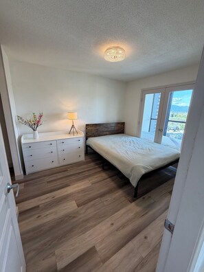 2 bedrooms, Internet -    Live in a Safe Neighborhood, Steps to SkyTrain & Major Bus Routes (Vancouver)