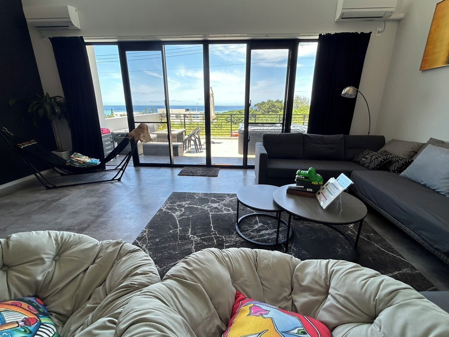 Luxury-Villa, Balkon, Strandblick | Wohnbereich | Flachbildfernseher
