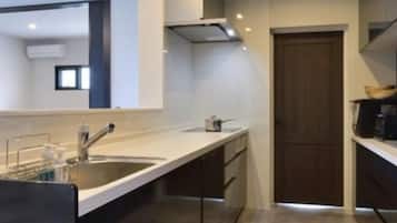 Vila Mewah, balkon, pemandangan pantai | Dapur pribadi | Ketel listrik dan pemanggang roti
