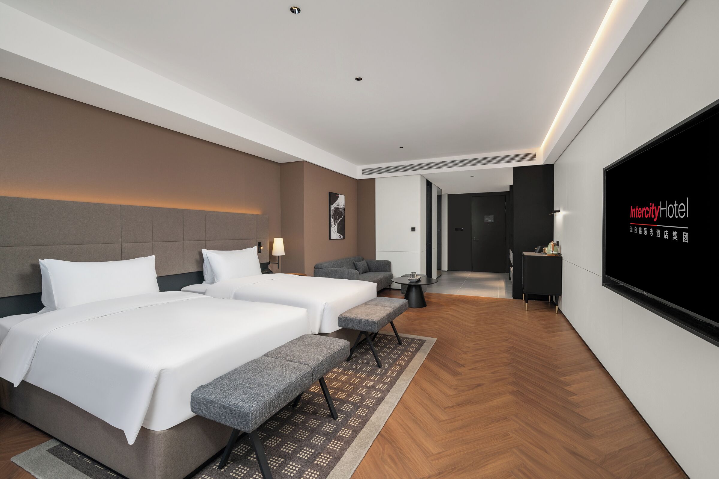 Executive Twin Room | Down duvets, Select Comfort beds, free minibar, desk