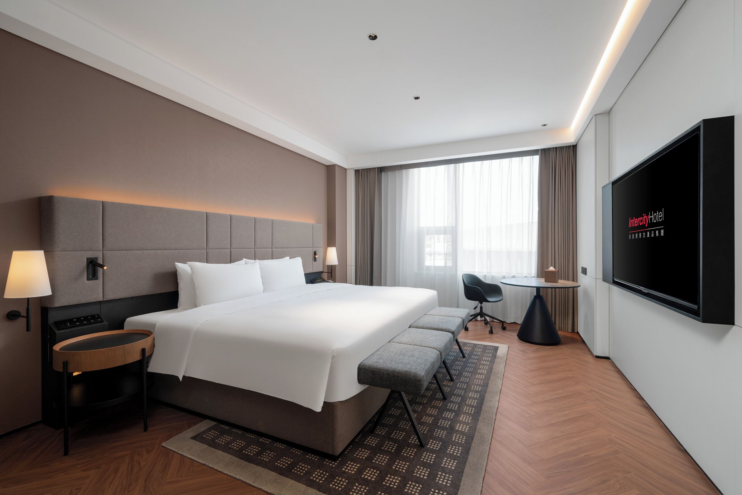 Minibar với thức uống miễn phí, bàn 