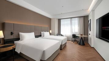 Free minibar, desk, laptop workspace, blackout curtains