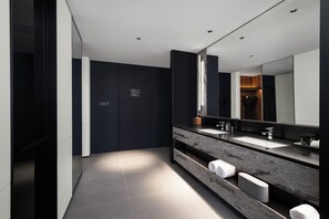 Shower, free toiletries, hair dryer, slippers - IntercityHotel Gaungzhou Financial City (Guangzhou)