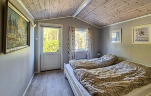 Free WiFi - 4 bedroom awesome home in Fusa (Fusa)