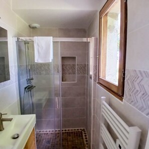Bathroom - Double Room - Vineyard View (Lalande-de-Pomerol)