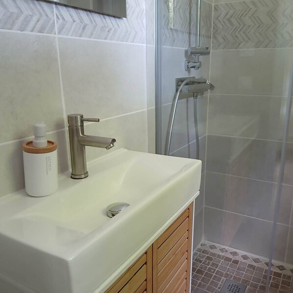 Bathroom - Double Room - Vineyard View (Lalande-de-Pomerol)