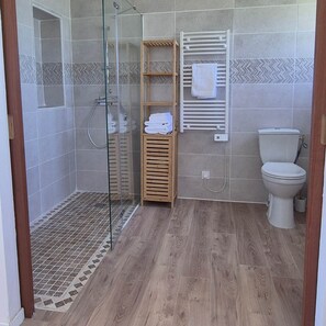 Een douche, een haardroger, handdoeken, zeep