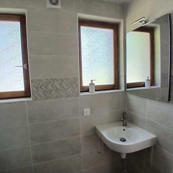 Een douche, een haardroger, handdoeken, zeep