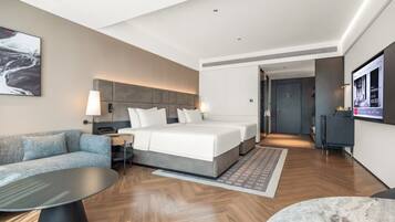 Minibar con artículos gratuitos y escritorio