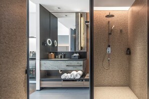 Artículos de tocador gratuitos, pantuflas, toallas, shampoo