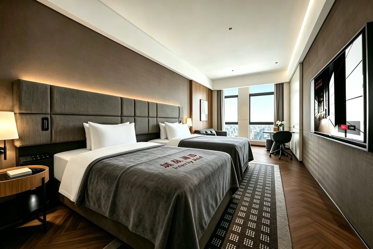 Minibar gratis, meja kerja, dan ruang kerja ramah laptop