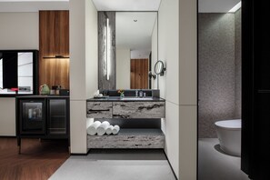 Basic Double Room, City View | Bathroom - IntercityHotel Guangzhou Sanyuanli (Guangzhou)