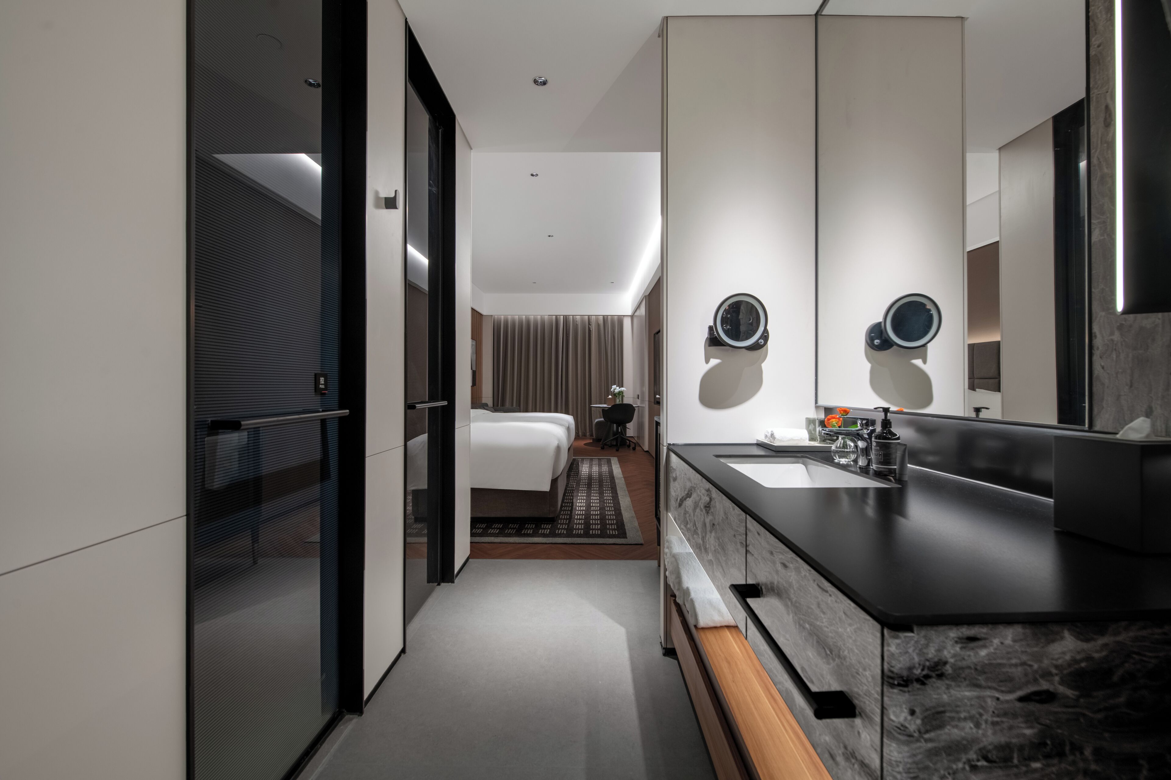 Minibar con artículos gratuitos y escritorio 
