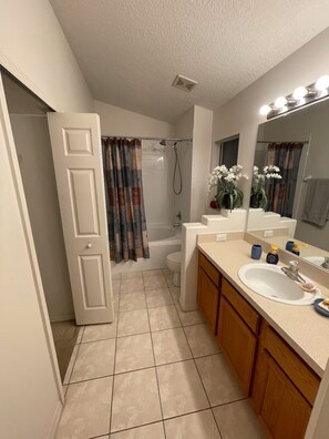Hair dryer, towels, soap, toilet paper - Cozy Family Stay Near Orlando & Disney (Clermont)