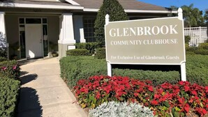 Una casa club comunitaria con un letrero que indica uso exclusivo para huéspedes de Glenbrook.