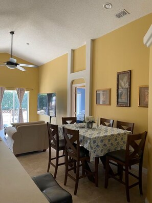 Dining - Cozy Family Stay Near Orlando & Disney (Clermont)