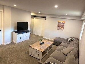 Smart TV - Cozy Private Suite in Quiet Whitehorse Neighborhood (Whitehorse)