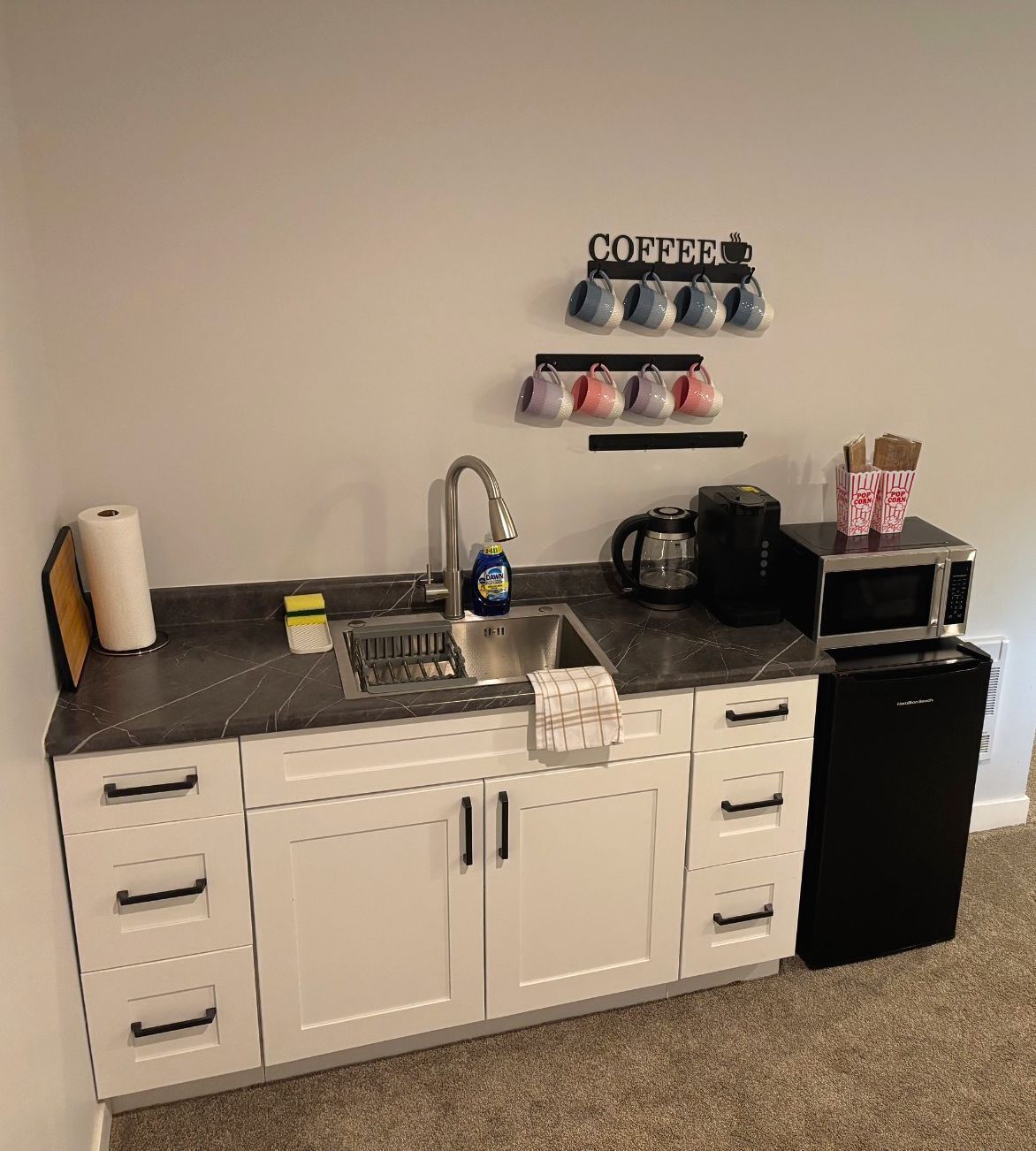 Kühlschrank, Mikrowelle, Wasserkocher mit Kaffee-/Teezubehör