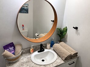 Towels, soap, shampoo, toilet paper - Cozy Private Suite in Quiet Whitehorse Neighborhood (Whitehorse)