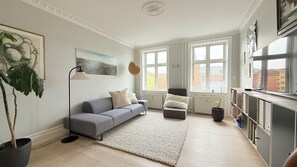 TV - City Apartment in Copenhagen with 3 bedrooms sleeps 4 (Copenhagen)