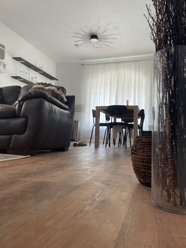 2-bedroom house in tranquil Houston with cool AC breeze in the Medical Center/UH