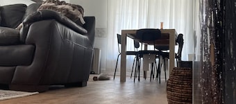 2-bedroom house in tranquil Houston with cool AC breeze in the Medical Center/UH