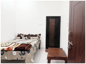 Deluxe Double Room | Hypo-allergenic bedding, desk, soundproofing, free WiFi - Hotel Shri Krishna Residency Mathura (Mathura)