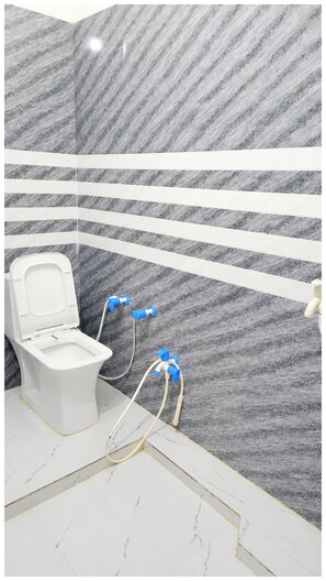 Shower, rainfall showerhead, slippers, towels - Hotel Shri Krishna Residency Mathura (Mathura)