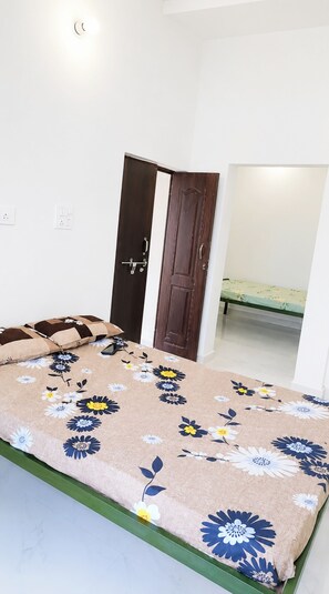 Ropa de cama hipoalergénica, escritorio y sistema de insonorización 