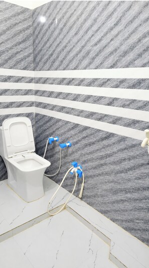 Shower, rainfall showerhead, slippers, towels - Hotel Shri Krishna Residency Mathura (Mathura)