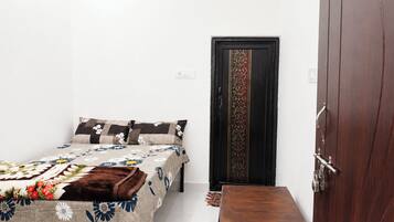 Deluxe Double Room | Hypo-allergenic bedding, desk, soundproofing, free WiFi