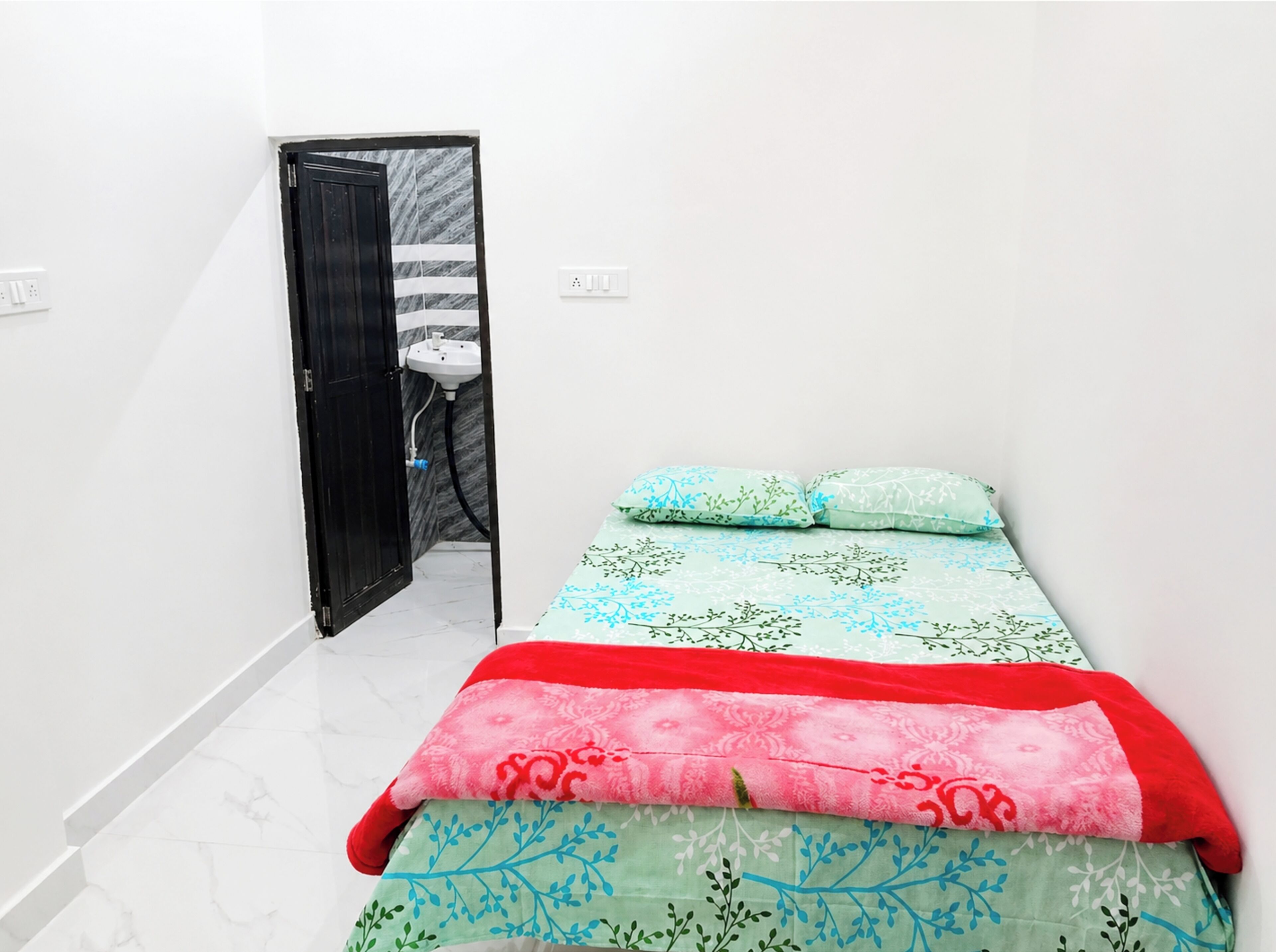 Hypo-allergenic bedding, desk, soundproofing, free WiFi