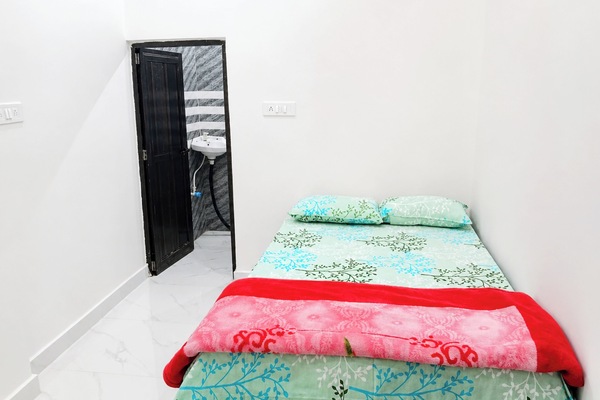 Hypo-allergenic bedding, desk, soundproofing, free WiFi